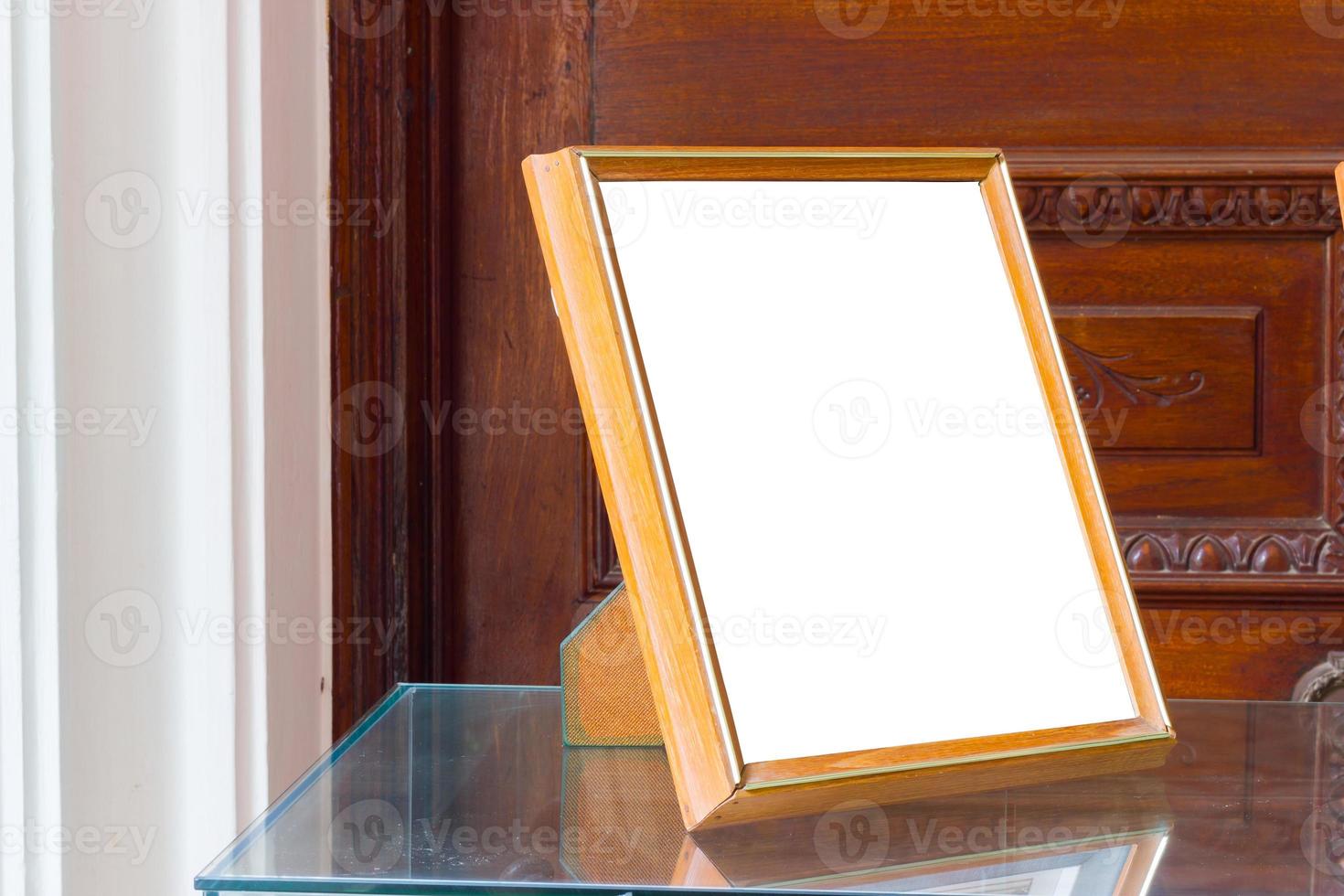 cadre photo vierge isolé sur la table en verre