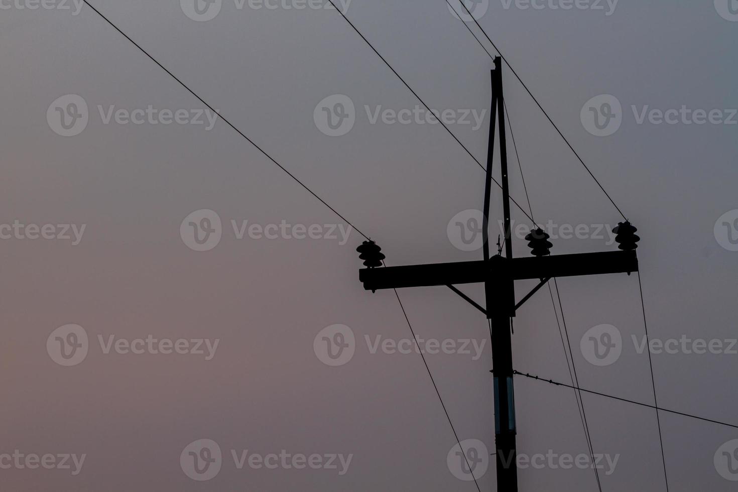 poteau électrique sur ciel sombre photo