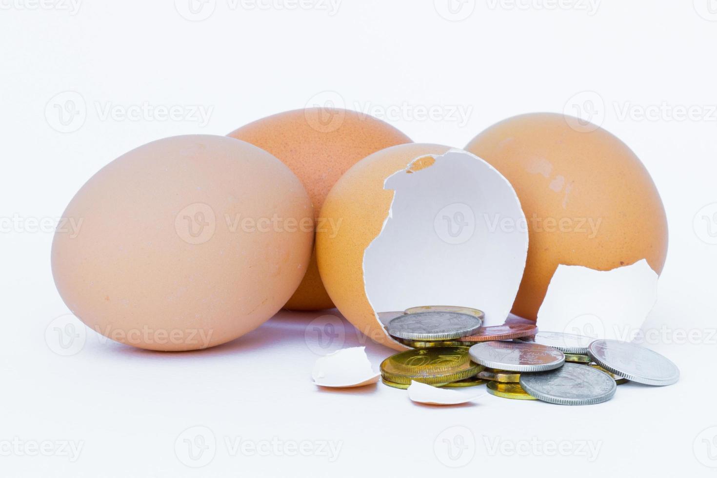 oeufs avec des pièces de monnaie à l'intérieur photo