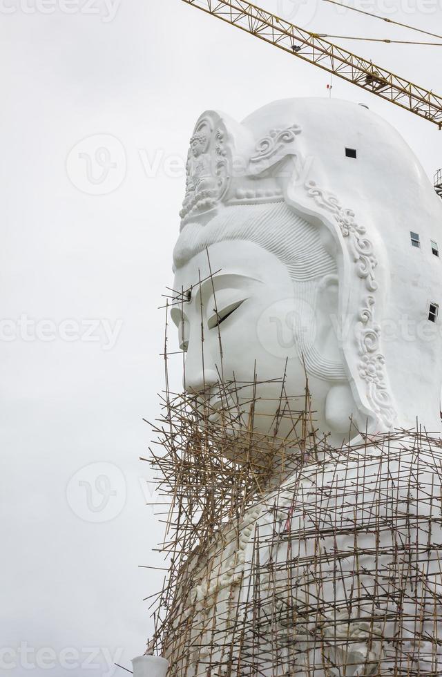 gros plan statue de guan yin en construction, photo