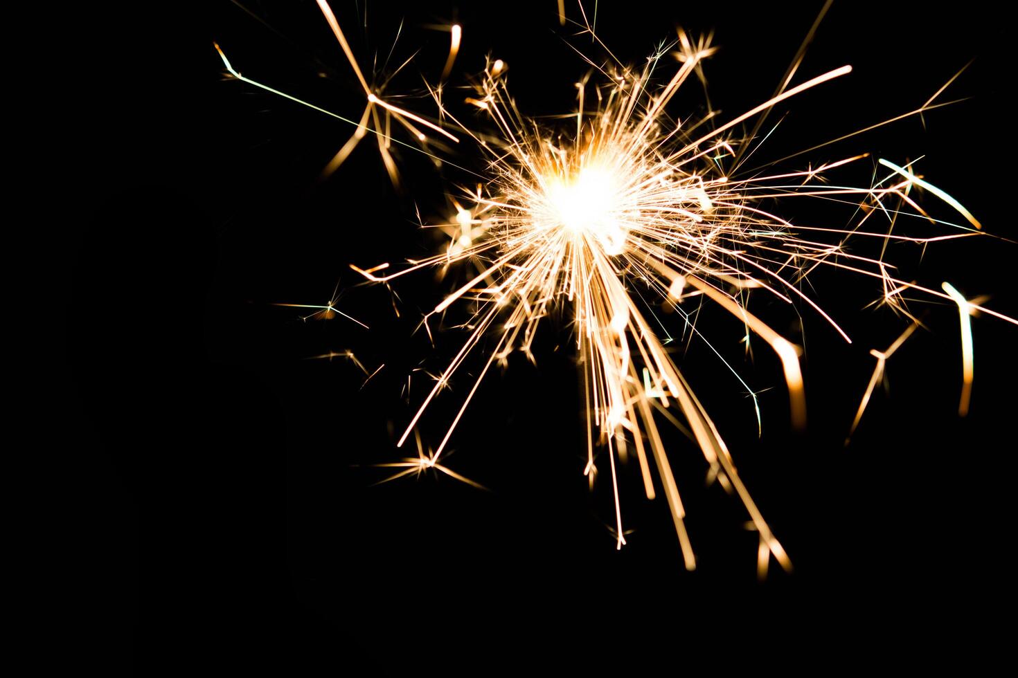 cierge magique de fête de noël et du nouvel an sur fond noir photo