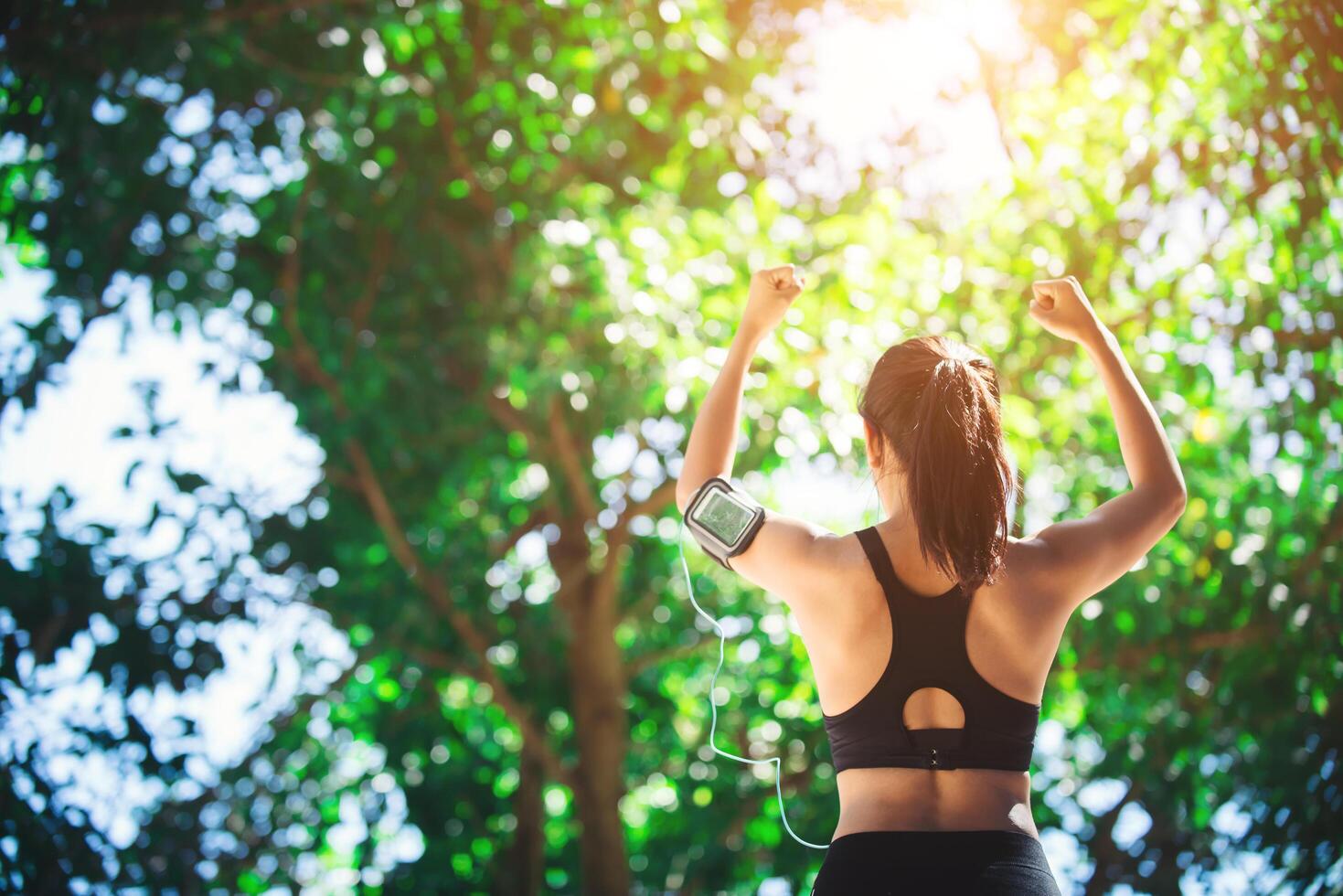 jeune femme engagée dans le sport tout en écoutant de la musique. photo