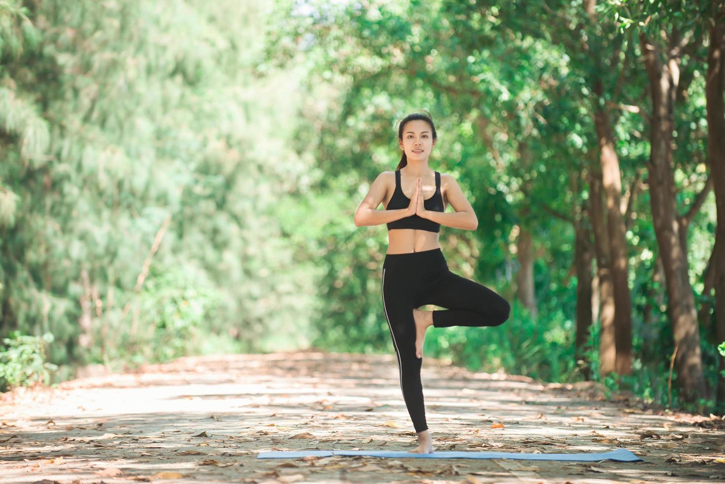 jeune femme asiatique faisant du yoga le matin au parc. en bonne santé photo