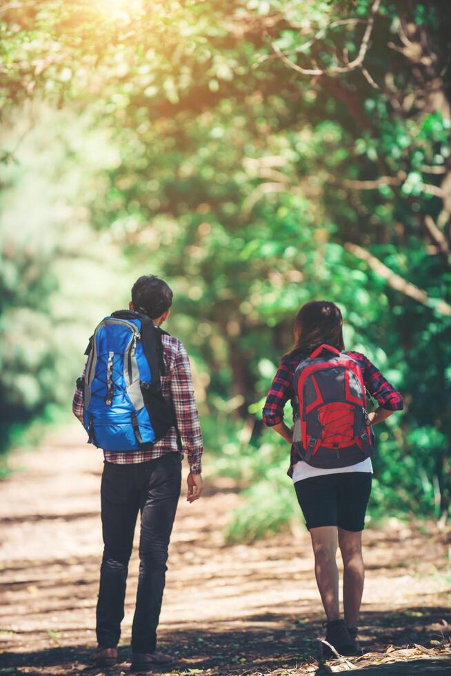 arrière du couple en randonnée. voyage d'aventure en couple. photo