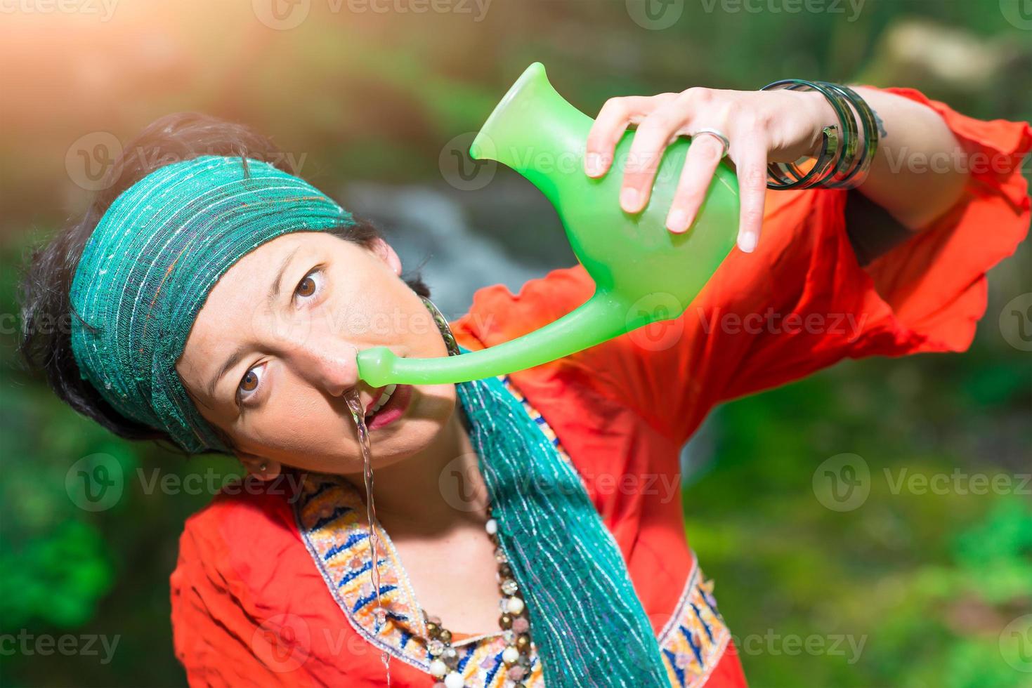 jala neti irrigation nasale avec une femme dans la nature photo