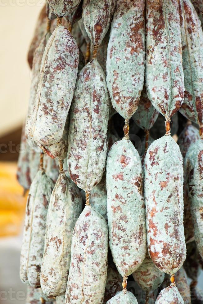 sorte de salami au marché de rue photo