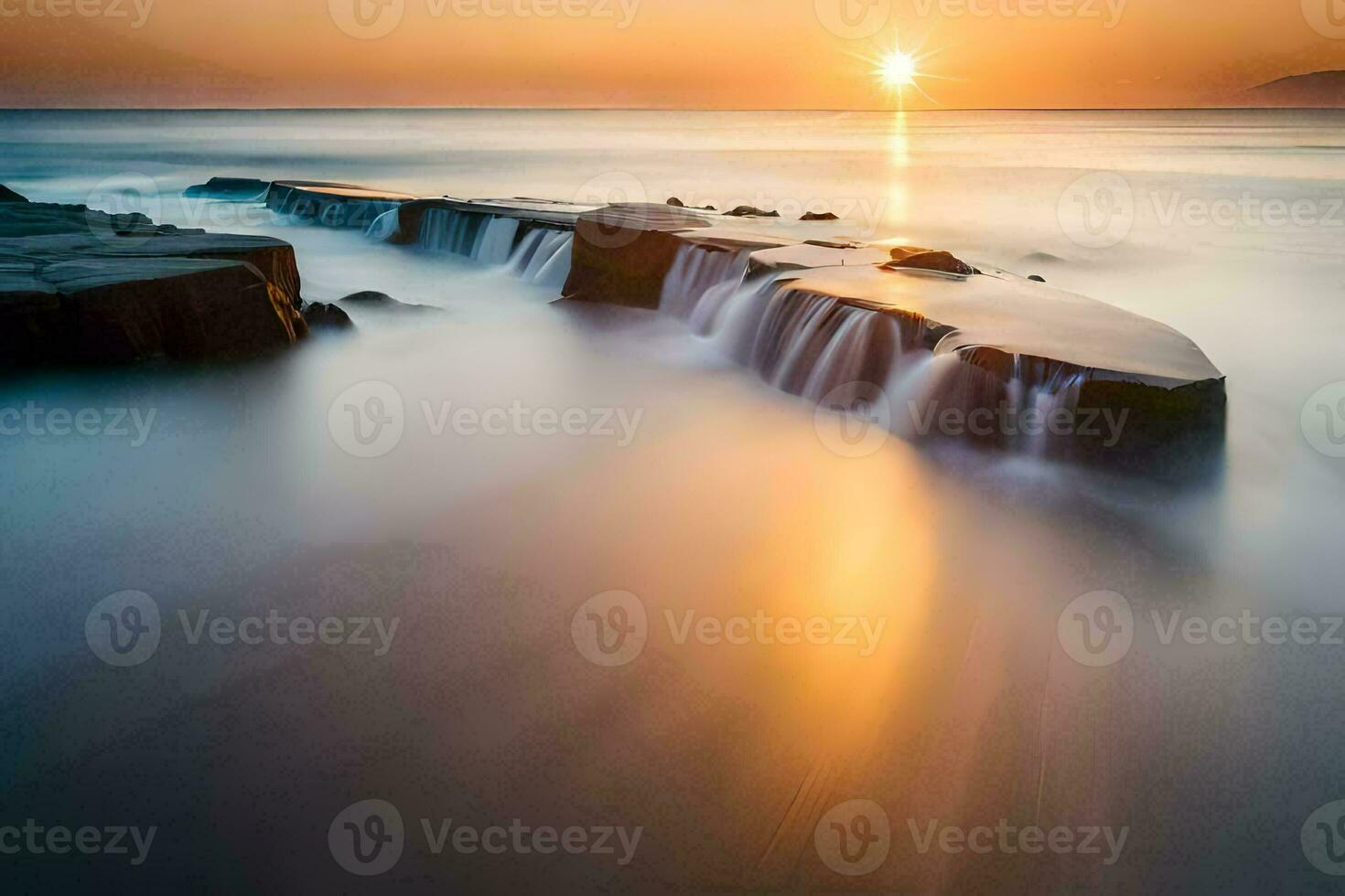 le Soleil ensembles plus de une rocheux plage avec l'eau écoulement plus de il. généré par ai photo