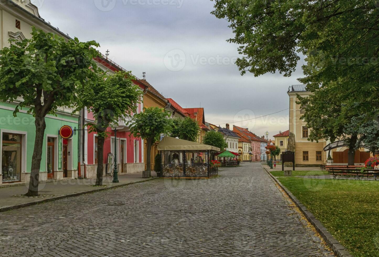 vieux rue dans kezmarok, la slovaquie photo