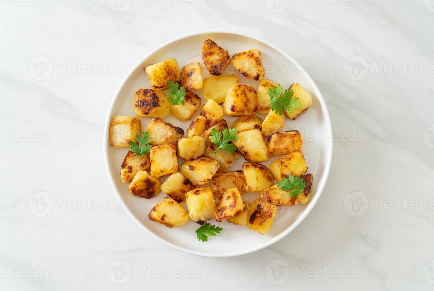 pommes de terre rôties ou grillées sur assiette photo