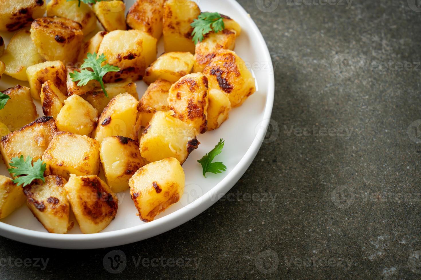 pommes de terre rôties ou grillées sur assiette photo