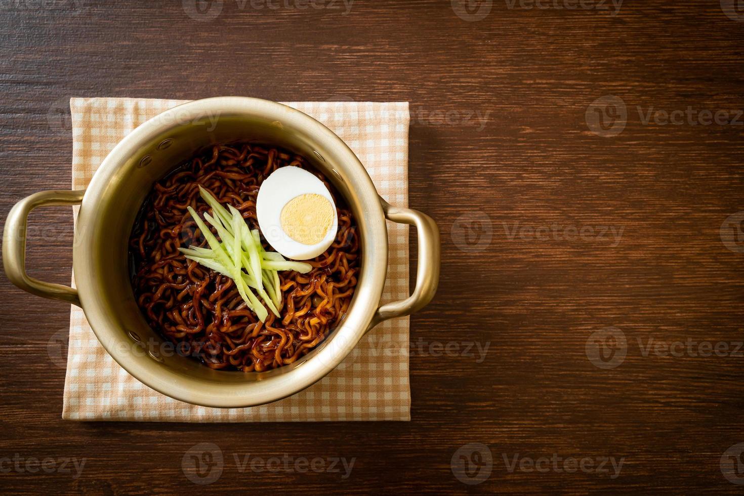 nouilles instantanées coréennes avec sauce aux haricots noirs photo