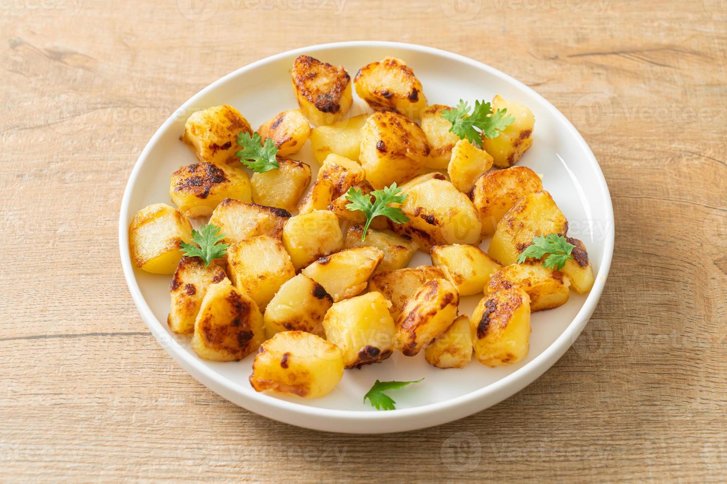 pommes de terre rôties ou grillées sur assiette photo