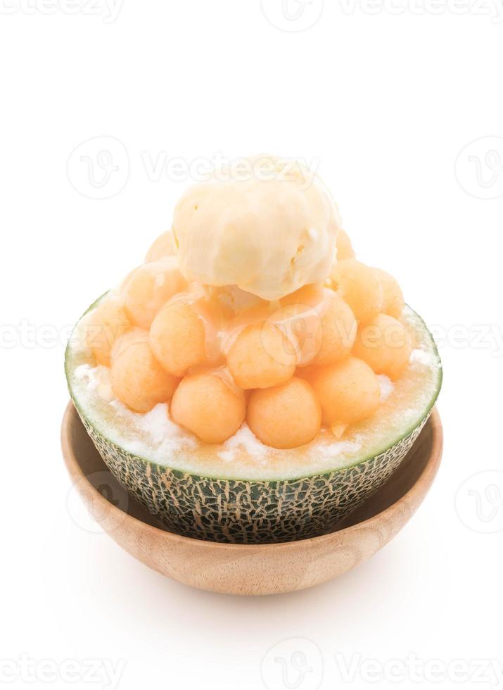 Ice melon bingsu, célèbre glace coréenne sur fond blanc photo