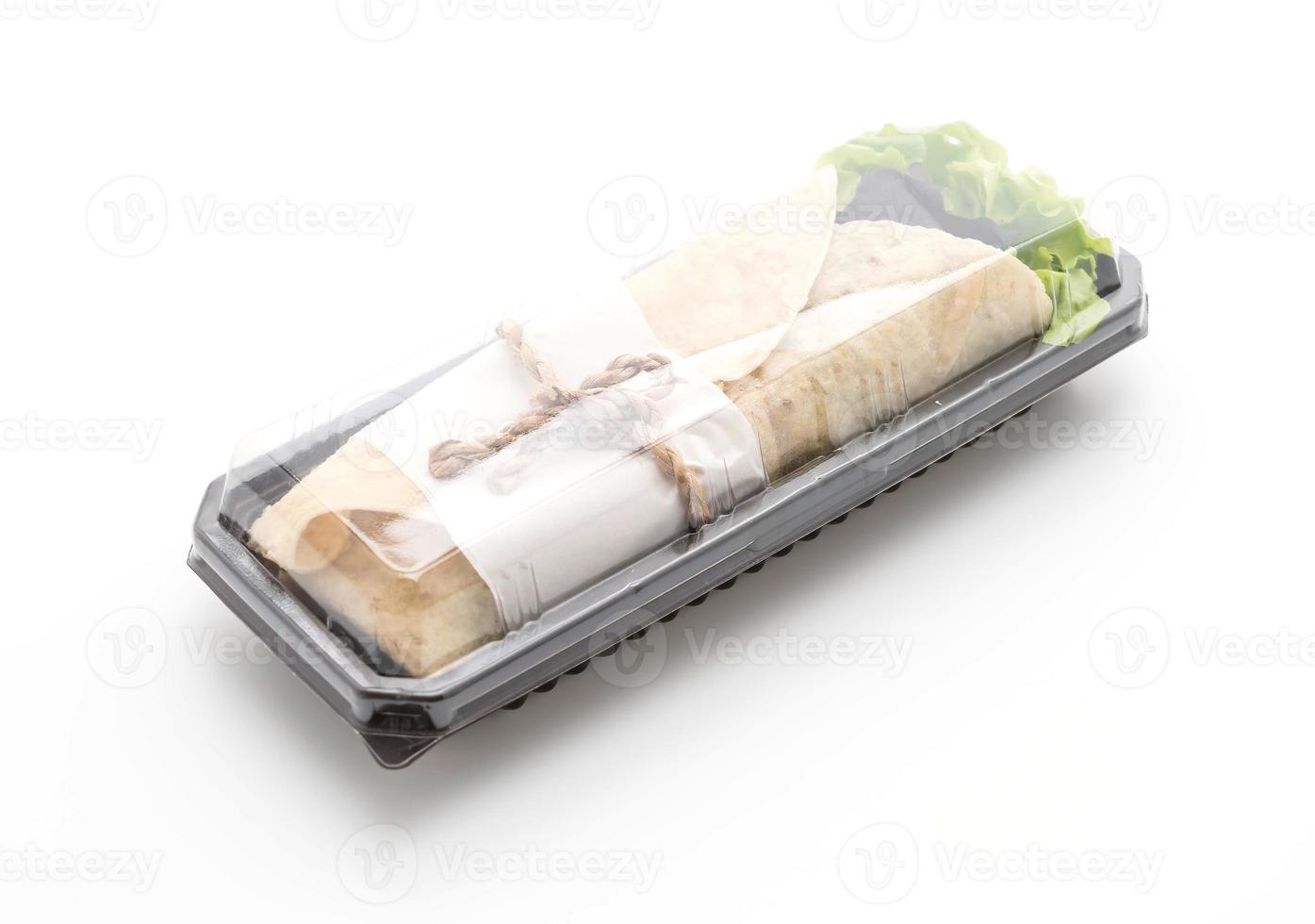 envelopper le rouleau de salade sur fond blanc photo