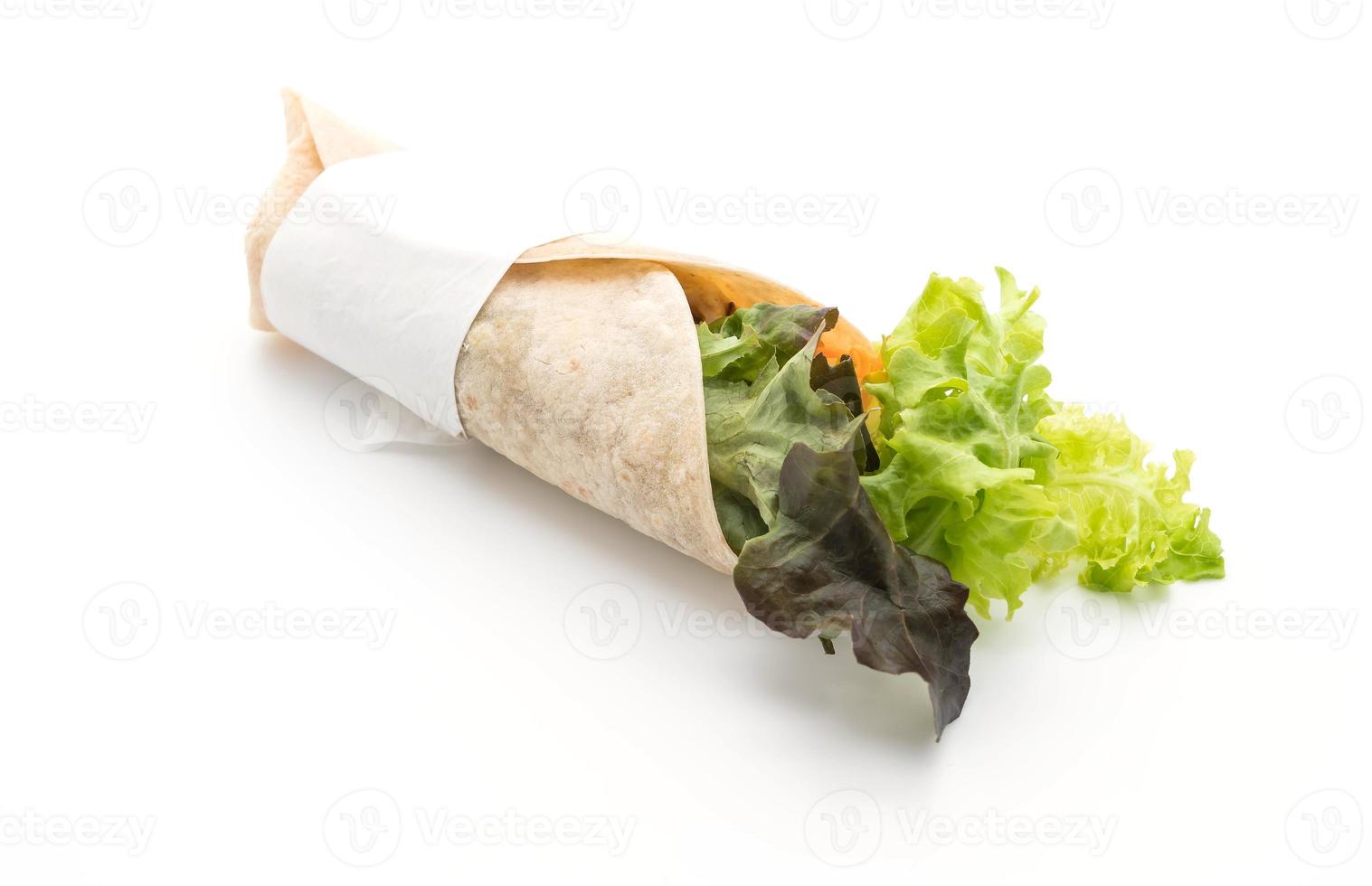 envelopper le rouleau de salade sur fond blanc photo