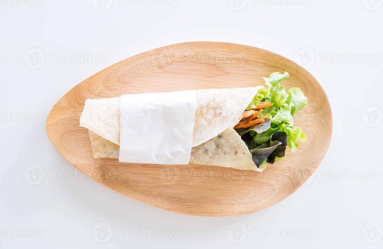 envelopper le rouleau de salade sur la table photo