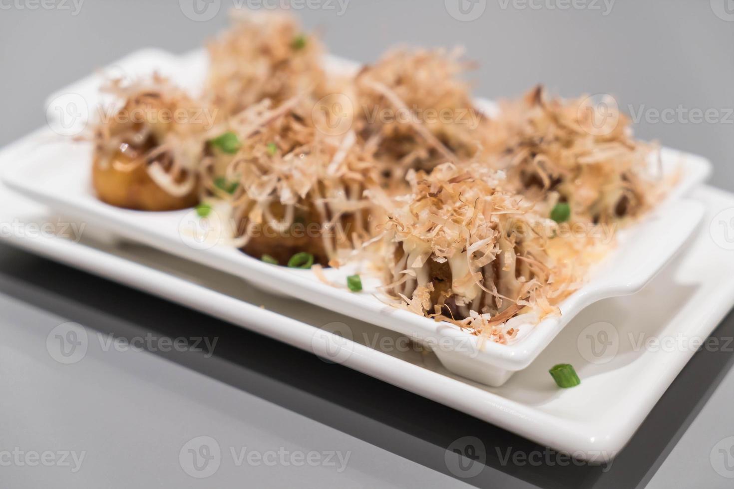 takoyaki sur plaque blanche - cuisine japonaise photo