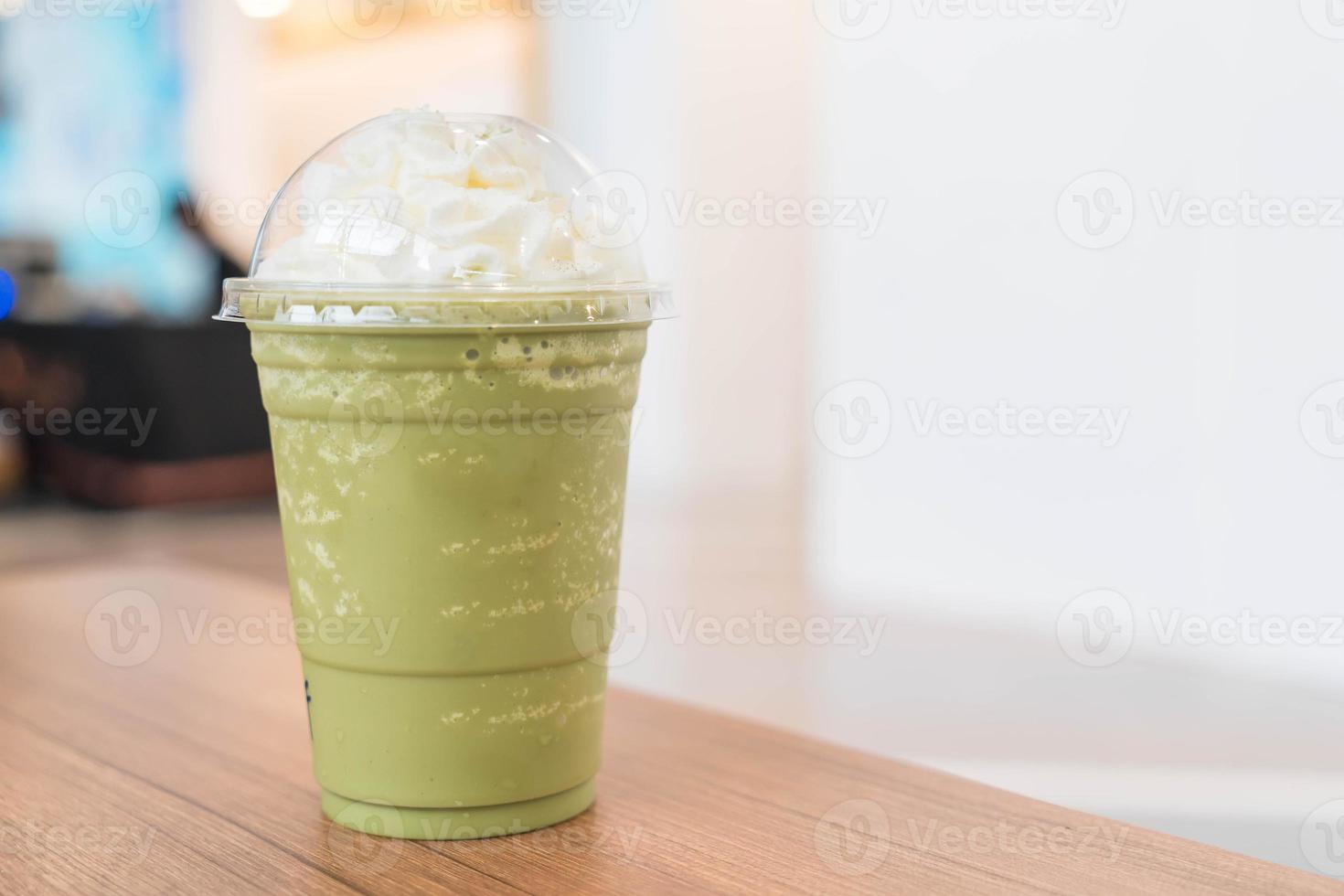 Thé vert latte frappé sur table photo