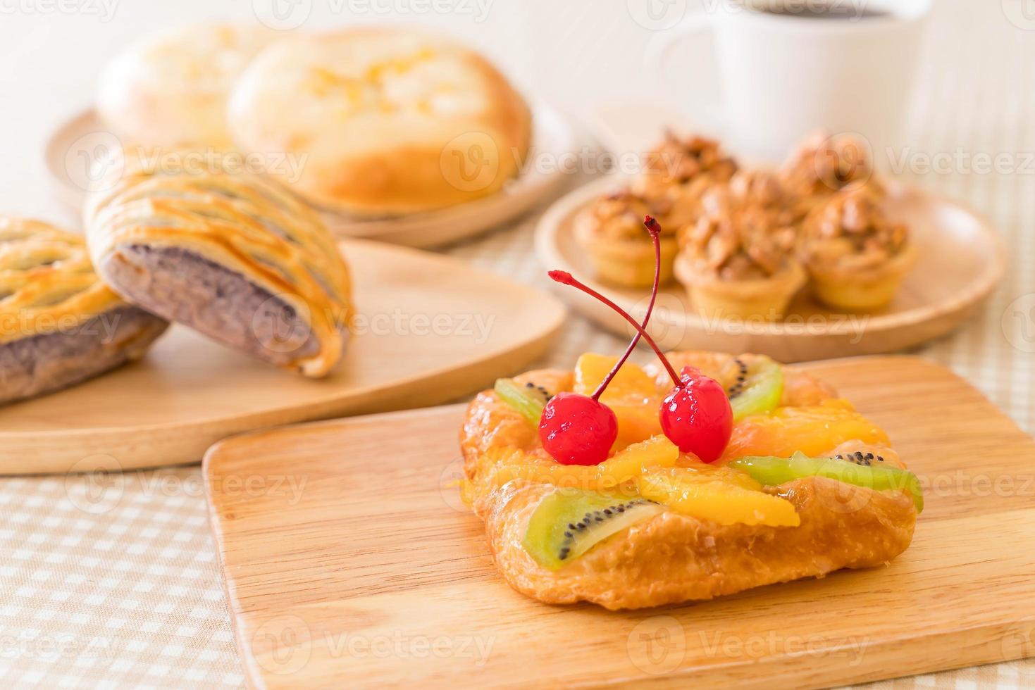 Fruits mélangés danois avec de la confiture sur la table photo