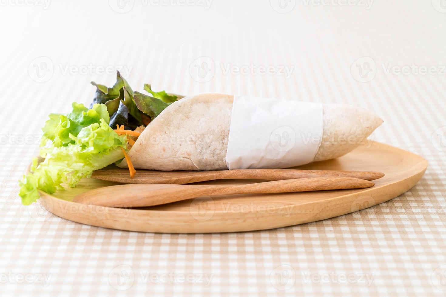 envelopper le rouleau de salade sur la table photo