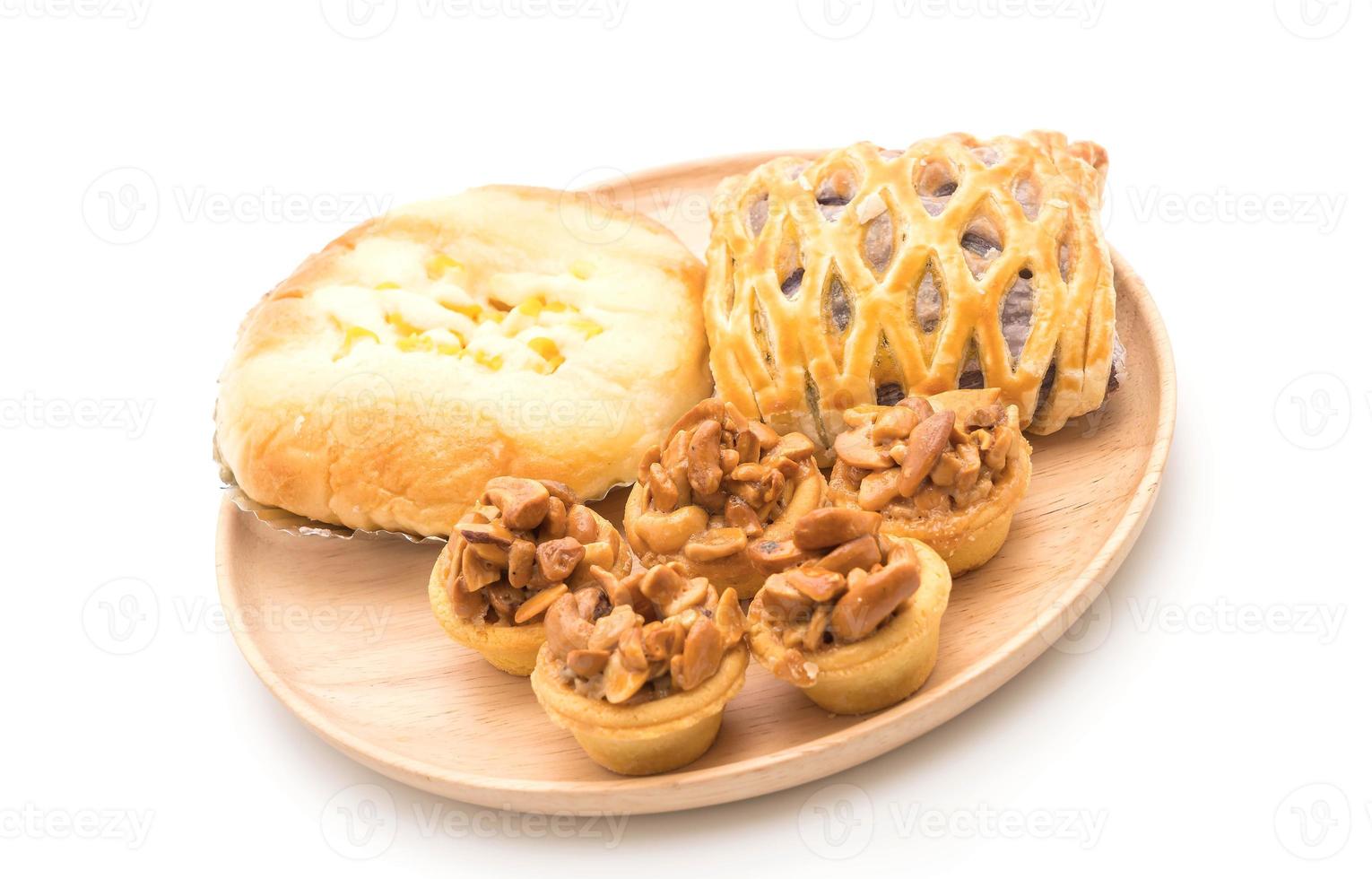 gâteau au caramel, pain avec mayonnaise au maïs et tartes au taro sur fond blanc photo