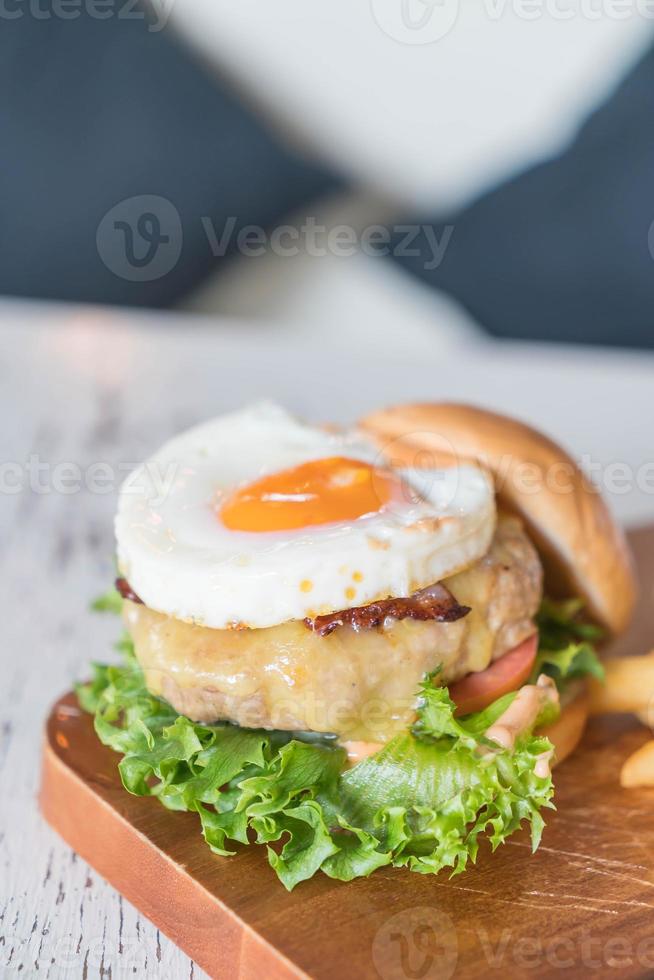 hamburger de porc au fromage avec frites photo