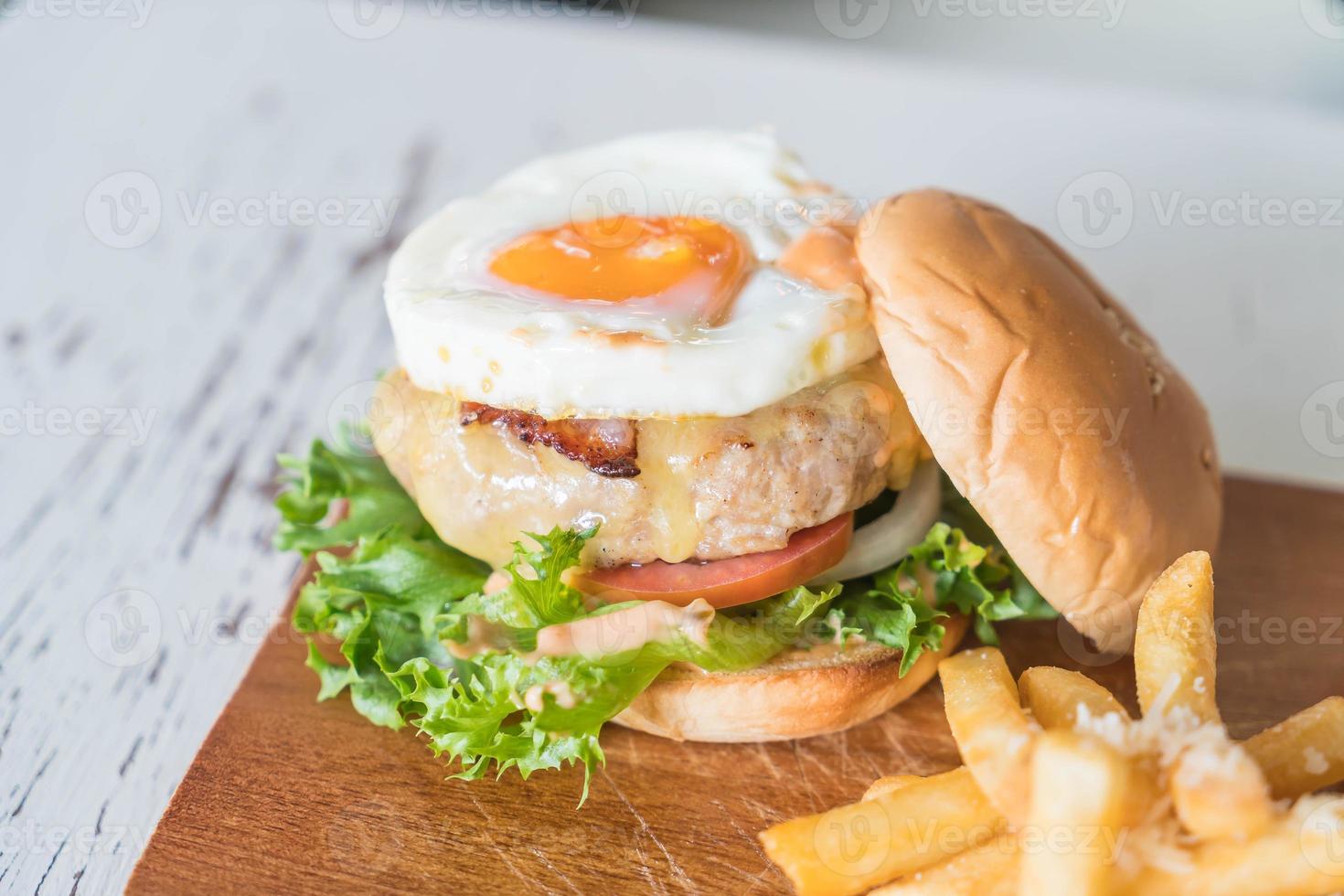 hamburger de porc au fromage avec frites photo