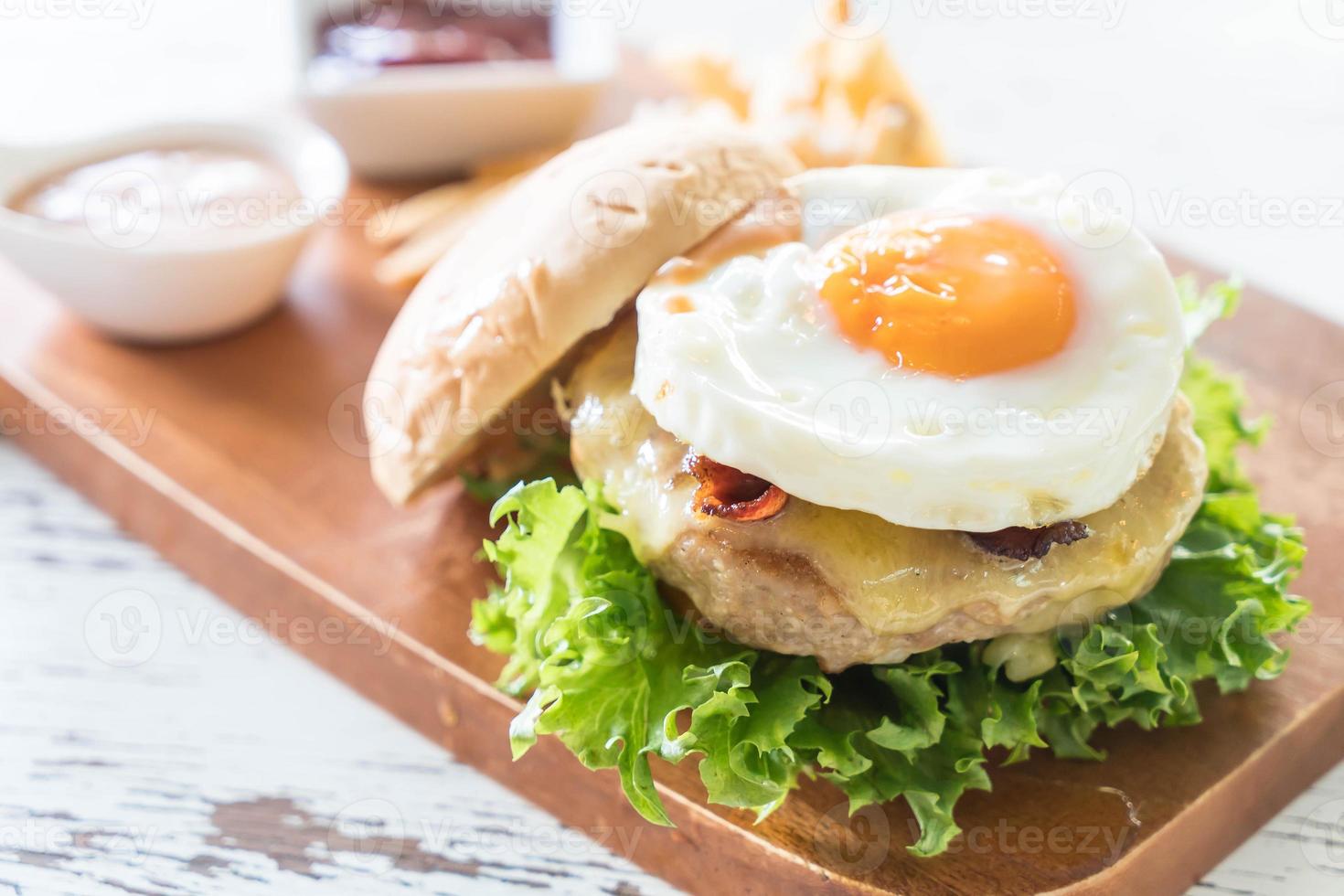 hamburger de porc au fromage avec frites photo