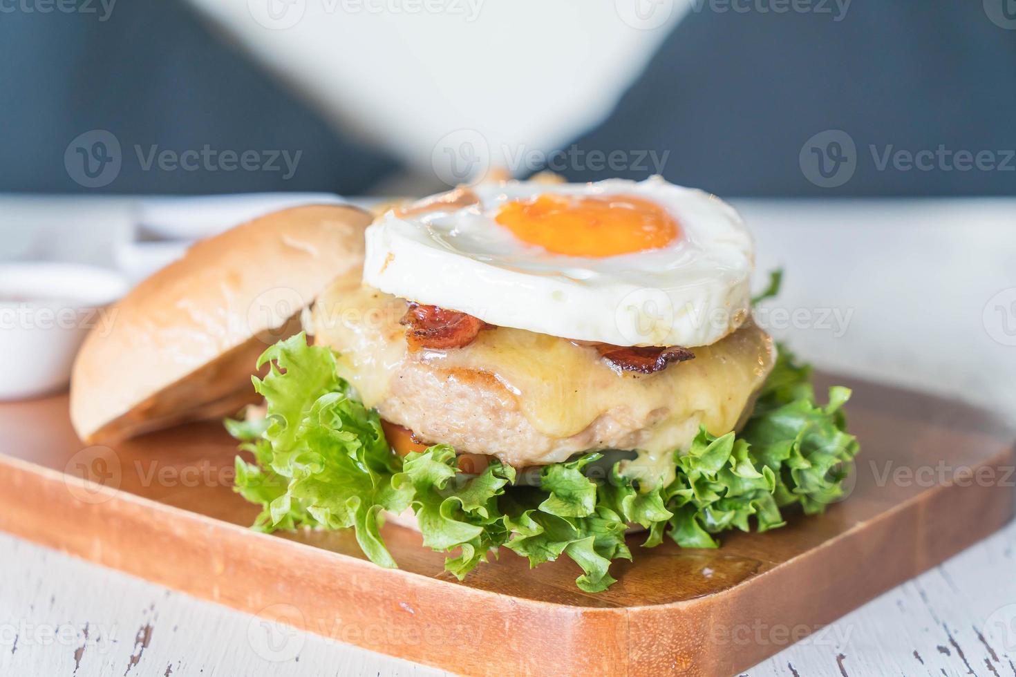 hamburger de porc au fromage avec frites photo