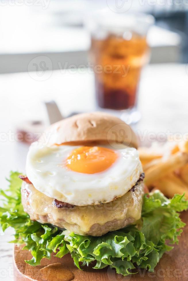 hamburger de porc au fromage avec frites photo