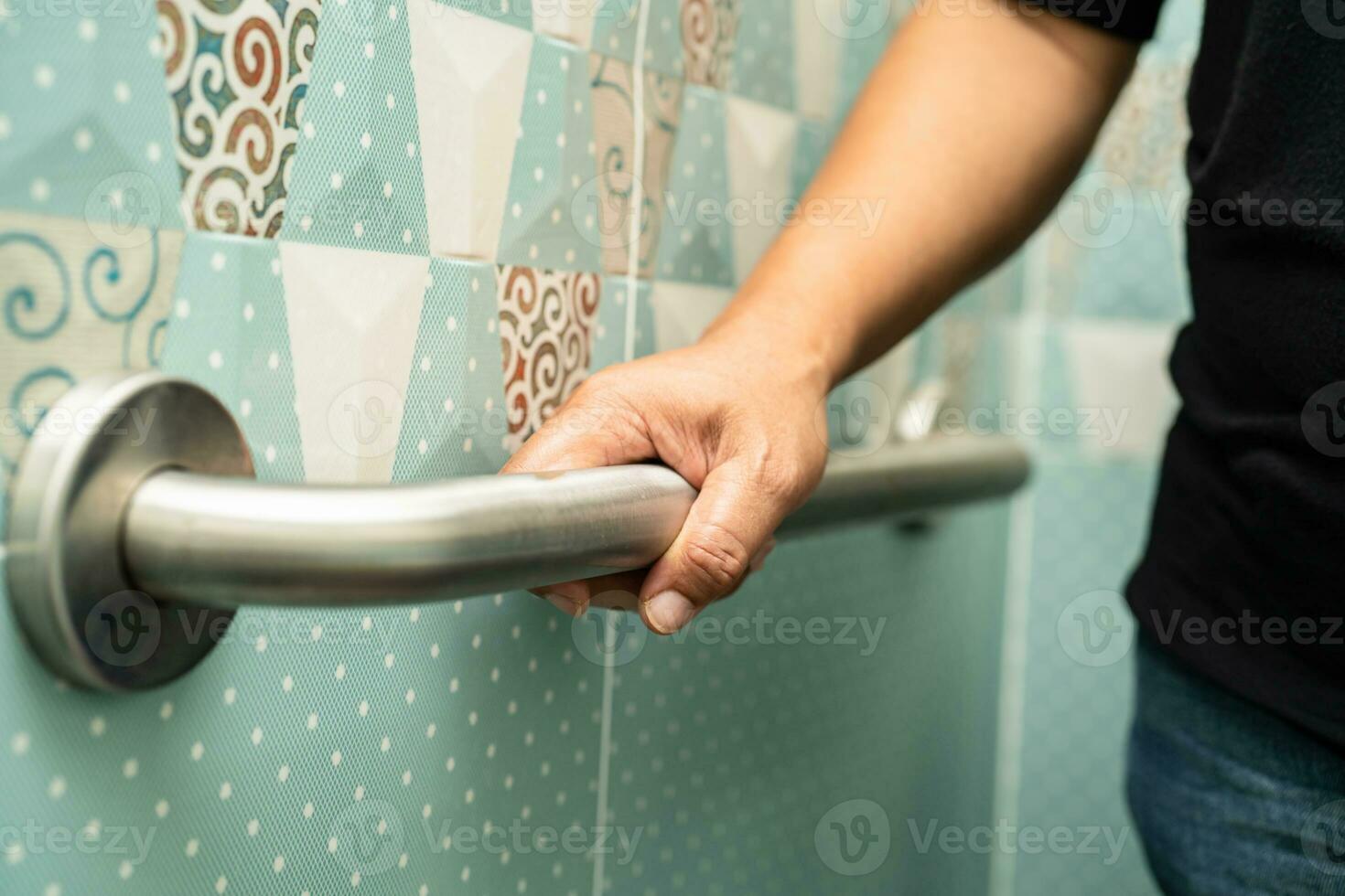 asiatique personnes âgées femme utilisation salle de bains manipuler Sécurité dans toilettes, en bonne santé fort médical concept. photo