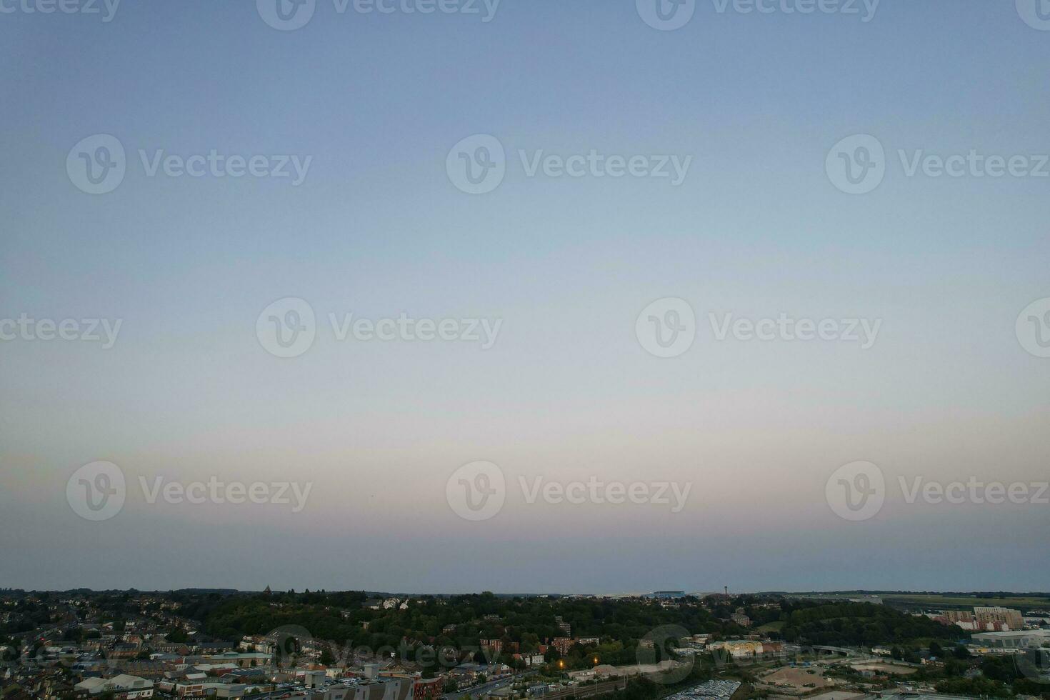 aérien vue de illuminé centre ville bâtiments, routes et central luton ville de Angleterre Royaume-Uni à début de clair temps nuit de septembre 5ème, 2023 photo