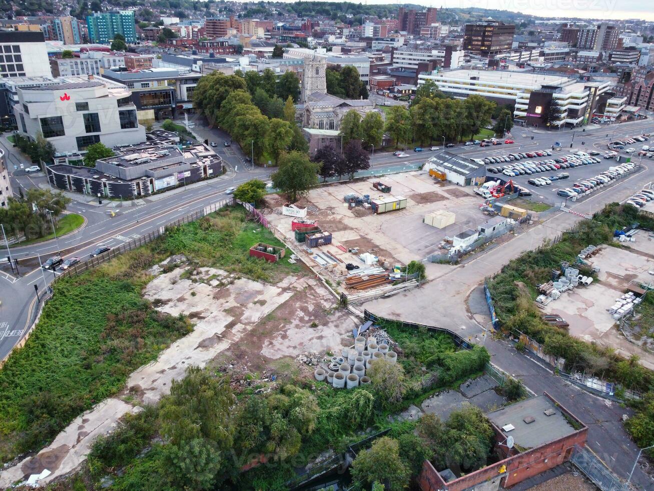 haute angle vue de Sud est centre ville et central luton ville et commercial district pendant le coucher du soleil. le image a été capturé avec drone caméra sur septembre 1er, 2023 photo