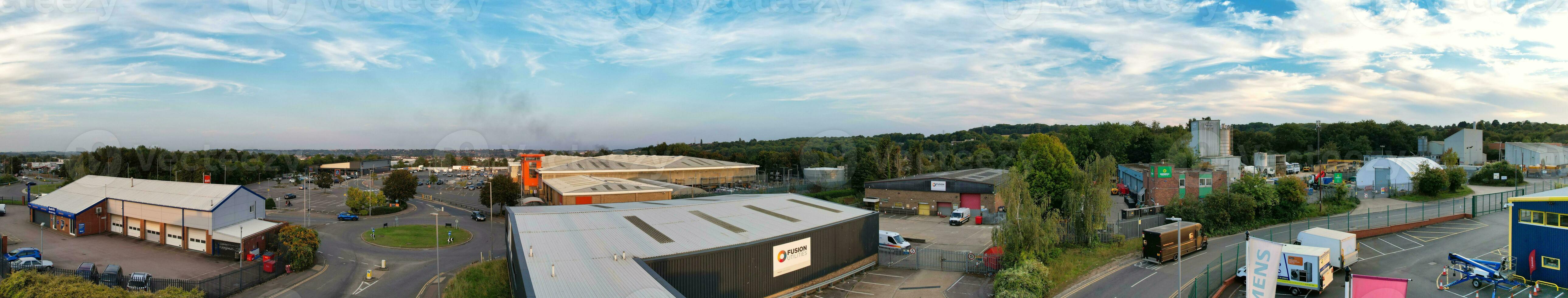 aérien vue de Résidentiel maisons et industriel biens combiné à s'attarder route près Farley collines luton ville, Angleterre Royaume-Uni. le haute angle métrage a été capturé avec drone caméra sur septembre 7ème, 2023 photo