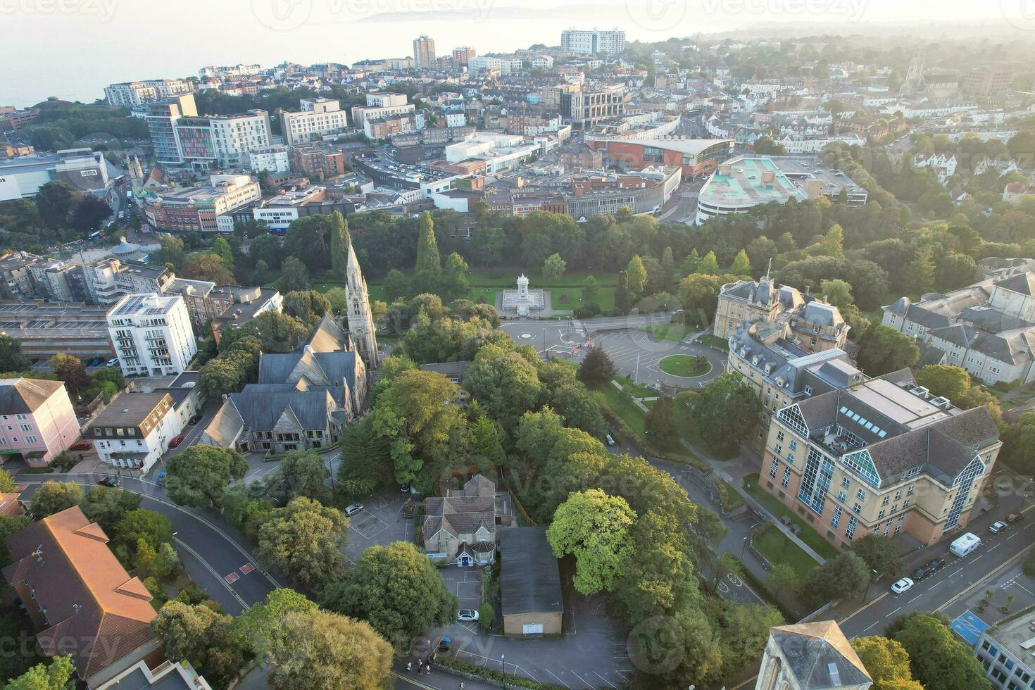 aérien vue de Britanique touristique attraction de bournemouth plage et mer vue ville de Angleterre génial Bretagne Royaume-Uni. image capturé avec drone caméra sur septembre 9ème, 2023 pendant le coucher du soleil photo