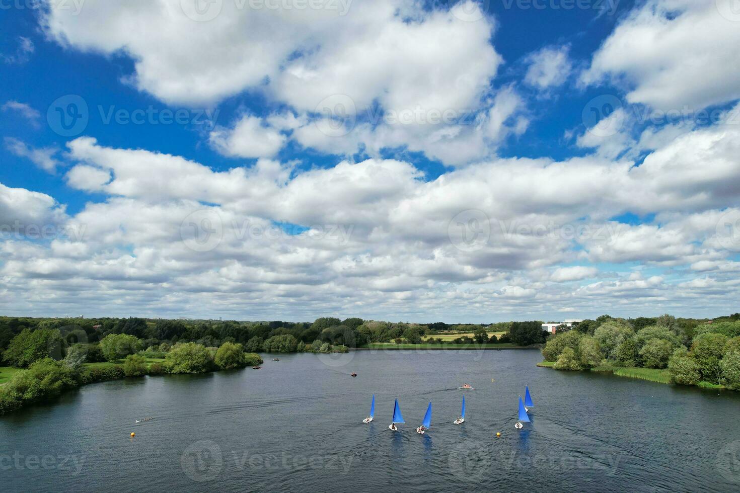 haute angle métrage de gens sont canotage à caldecotte Lac situé à Milton Keynes ville de Angleterre génial Bretagne Royaume-Uni. le aérien paysage a été capturé sur août 21, 2023 avec drone caméra photo