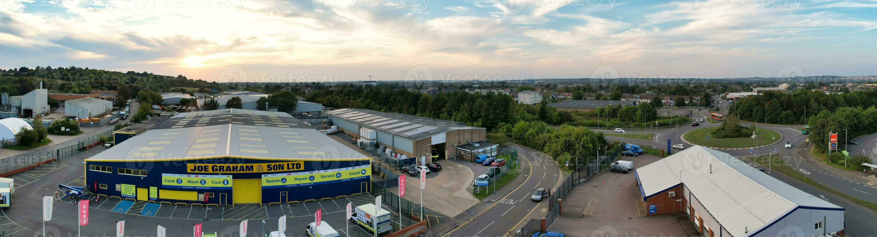 aérien vue de Résidentiel maisons et industriel biens combiné à s'attarder route près Farley collines luton ville, Angleterre Royaume-Uni. le haute angle métrage a été capturé avec drone caméra sur septembre 7ème, 2023 photo