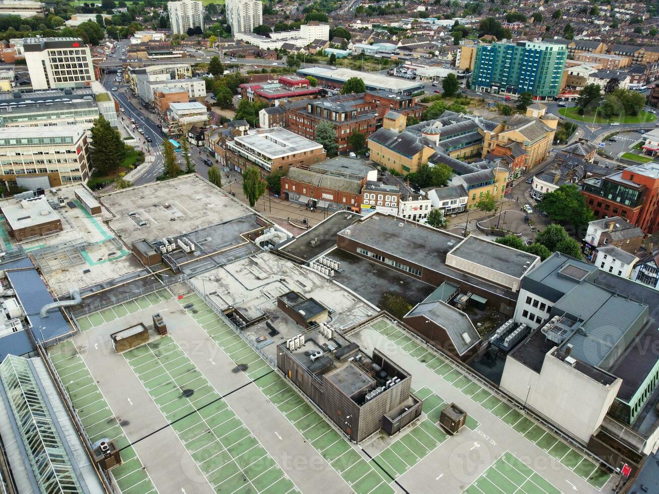 haute angle vue de Sud est centre ville et central luton ville et commercial district pendant le coucher du soleil. le image a été capturé avec drone caméra sur septembre 1er, 2023 photo