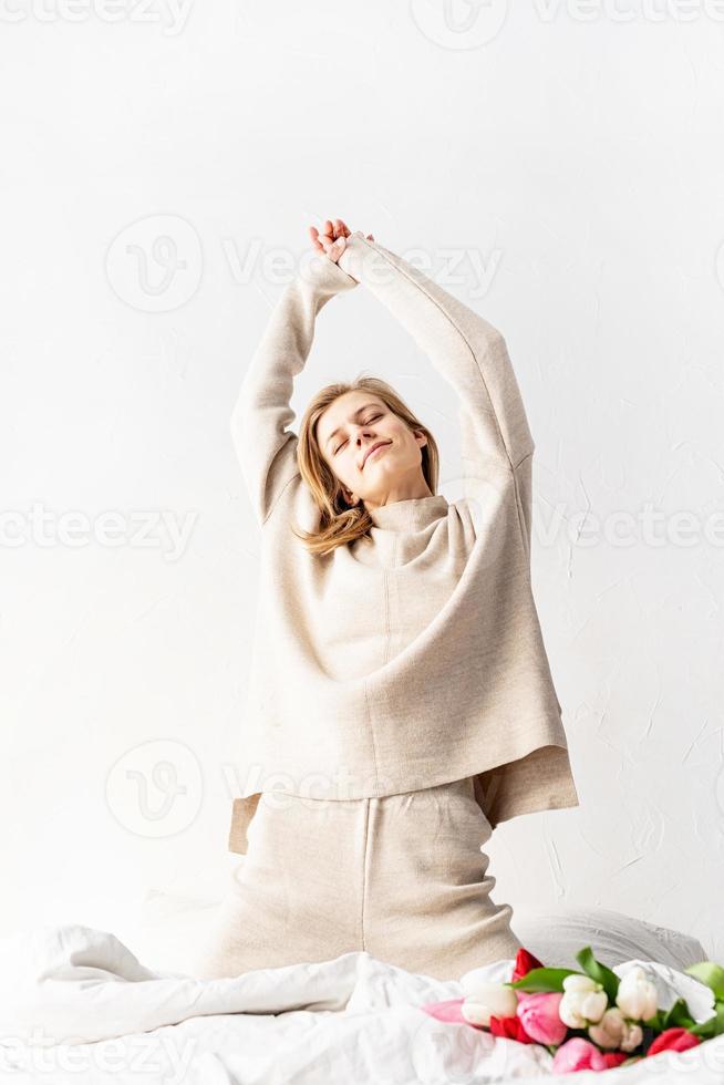 jeune femme qui s'étend sur le lit photo