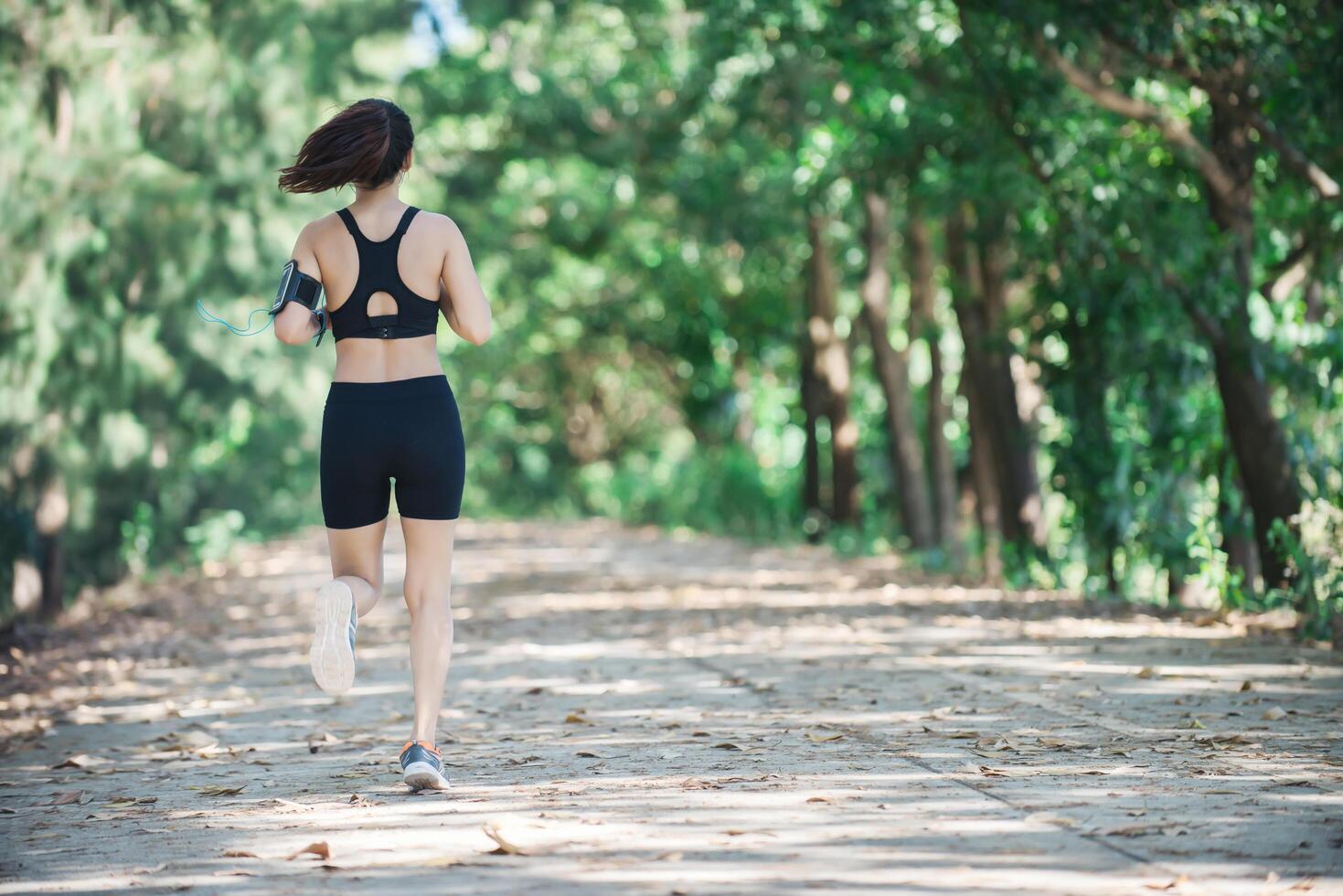 jeune femme fitness jogging dans le parc. photo