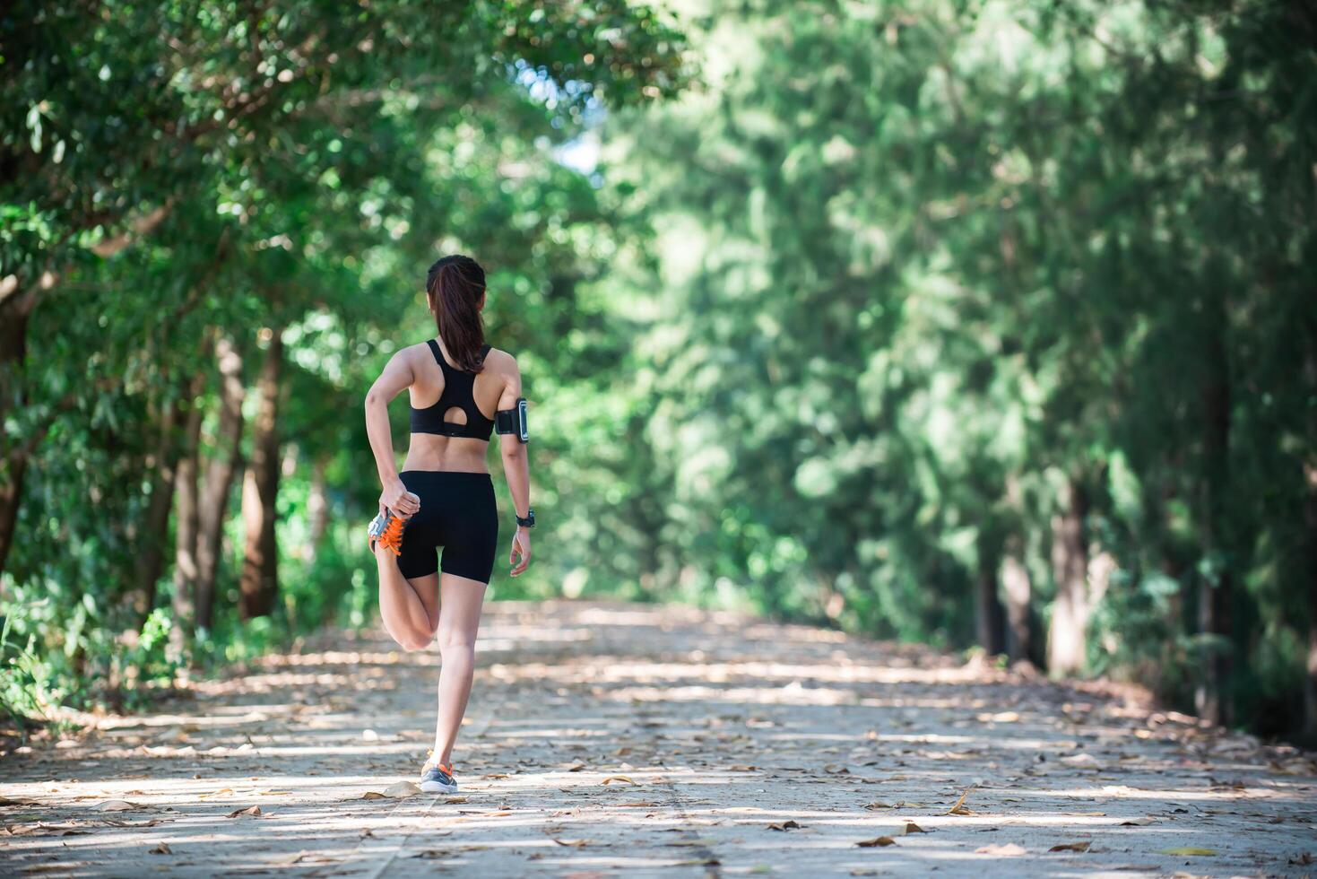 jeune femme fitness étirement des jambes avant de courir. photo