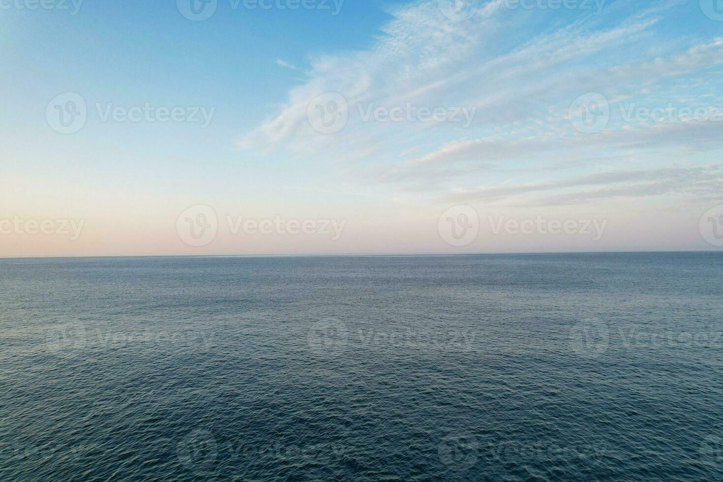 plus magnifique vue de Britanique paysage et mer vue de durdle porte plage de Angleterre génial Grande-Bretagne, Royaume-Uni. image a été capturé avec drone caméra sur septembre 9ème, 2023 photo