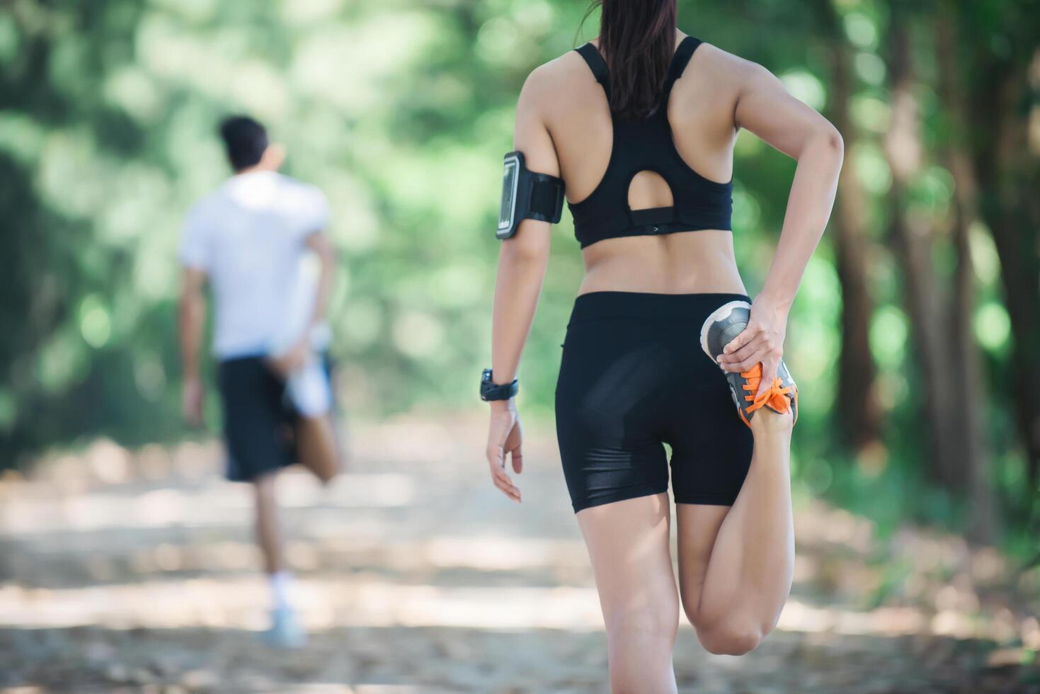 homme et femme s'étirant ensemble dans le parc. photo