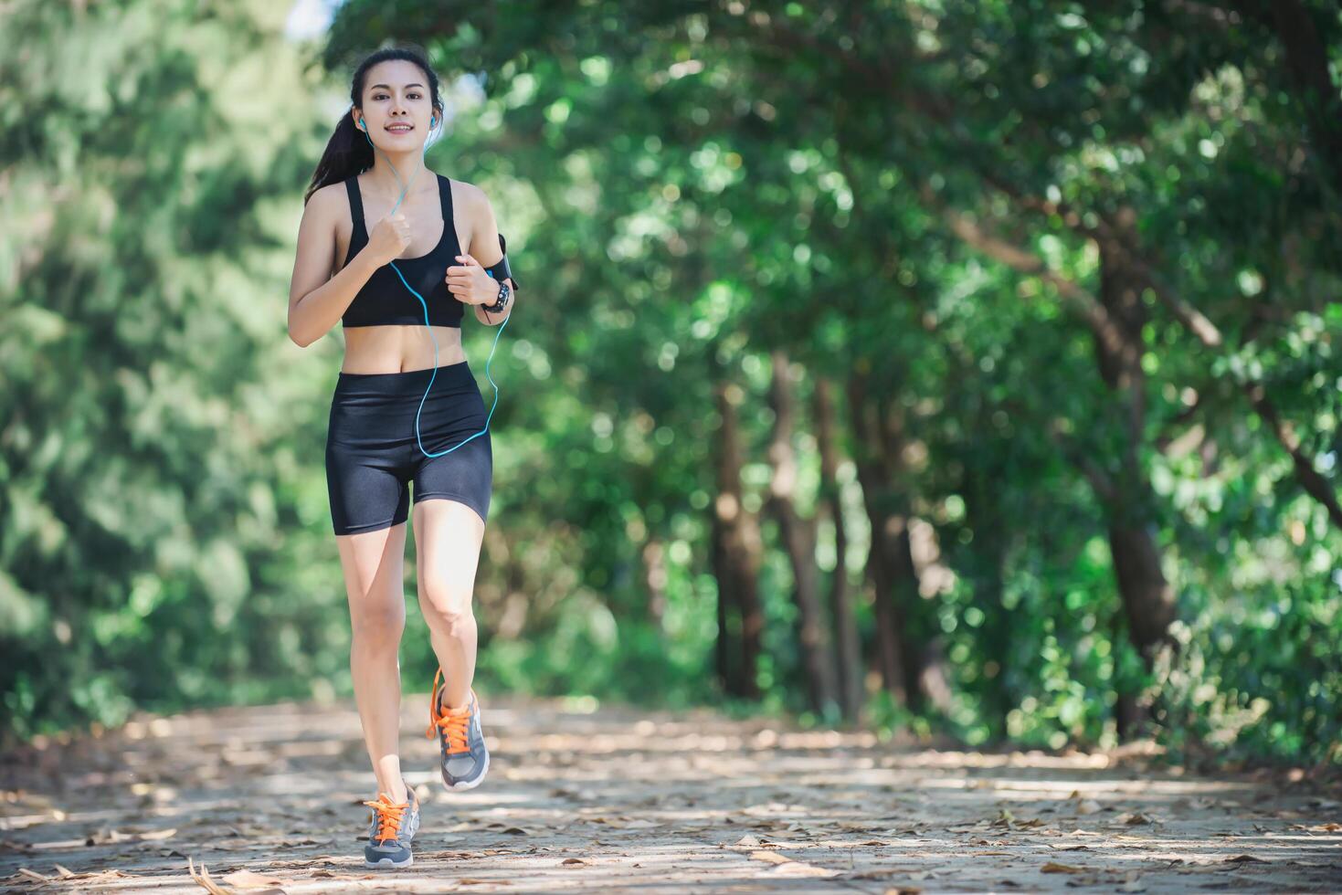 jeune femme fitness jogging dans le parc. photo