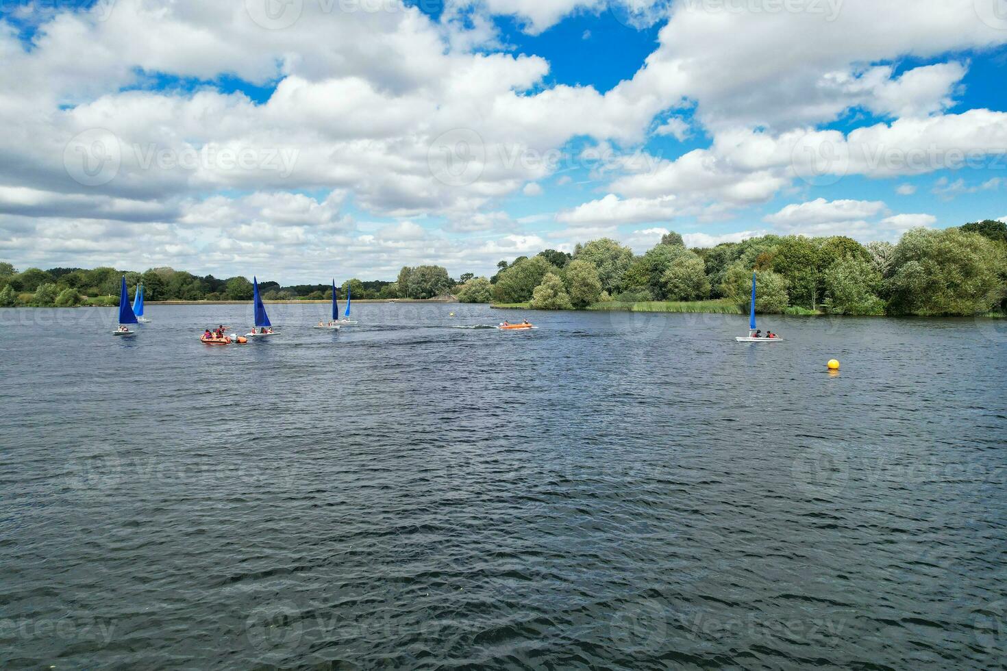 haute angle métrage de gens sont canotage à caldecotte Lac situé à Milton Keynes ville de Angleterre génial Bretagne Royaume-Uni. le aérien paysage a été capturé sur août 21, 2023 avec drone caméra photo