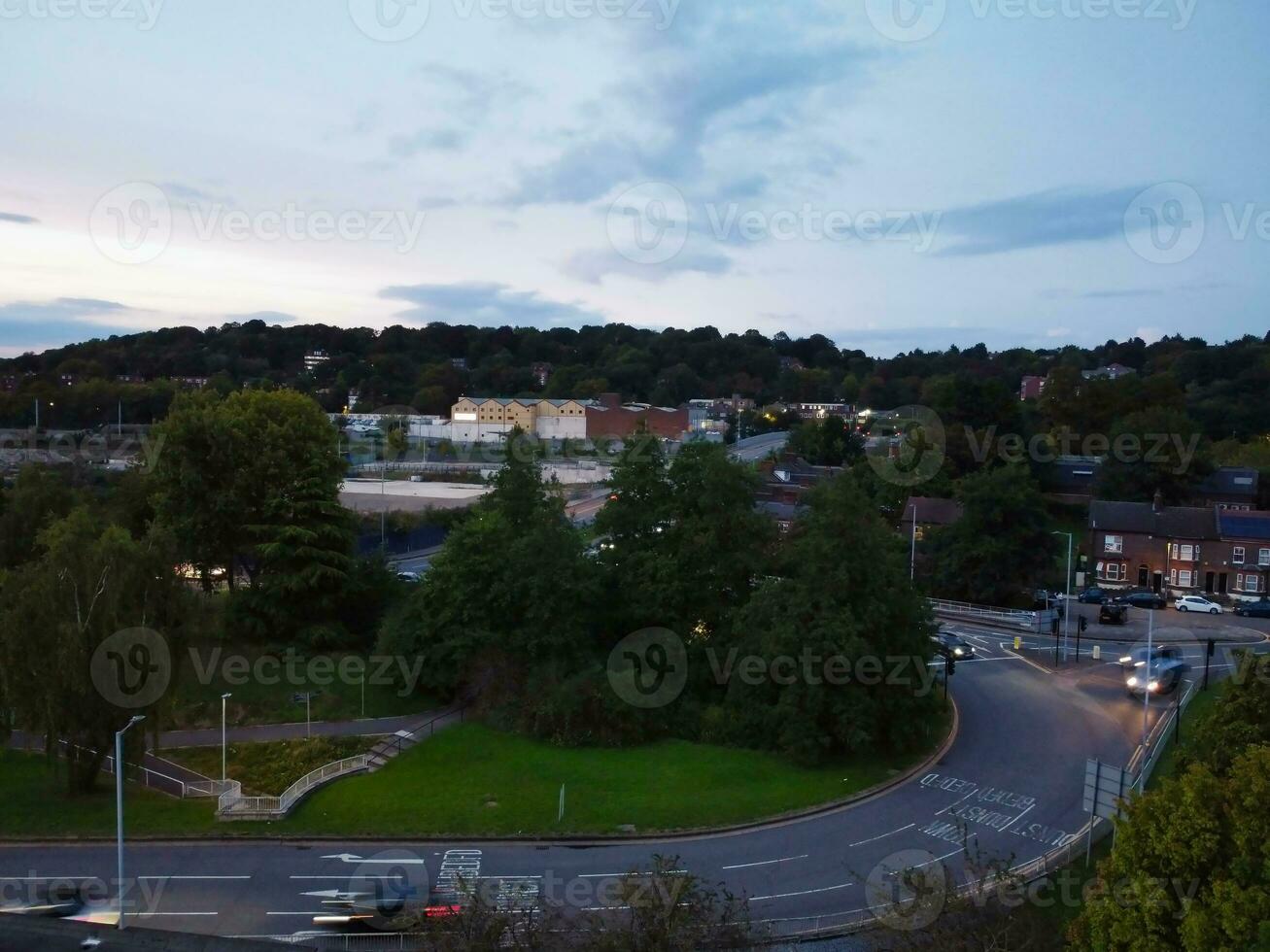 aérien vue de illuminé luton ville de Angleterre Royaume-Uni après le coucher du soleil pendant nuit de été. image a été capturé avec drone caméra sur SEP 1er, 2023 photo