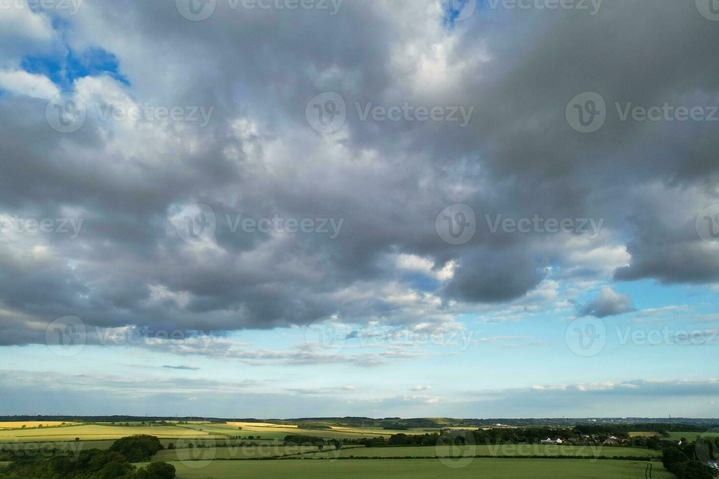 plus magnifique haute angle vue de dramatique ciel et des nuages plus de Britanique campagne paysage pendant le coucher du soleil photo