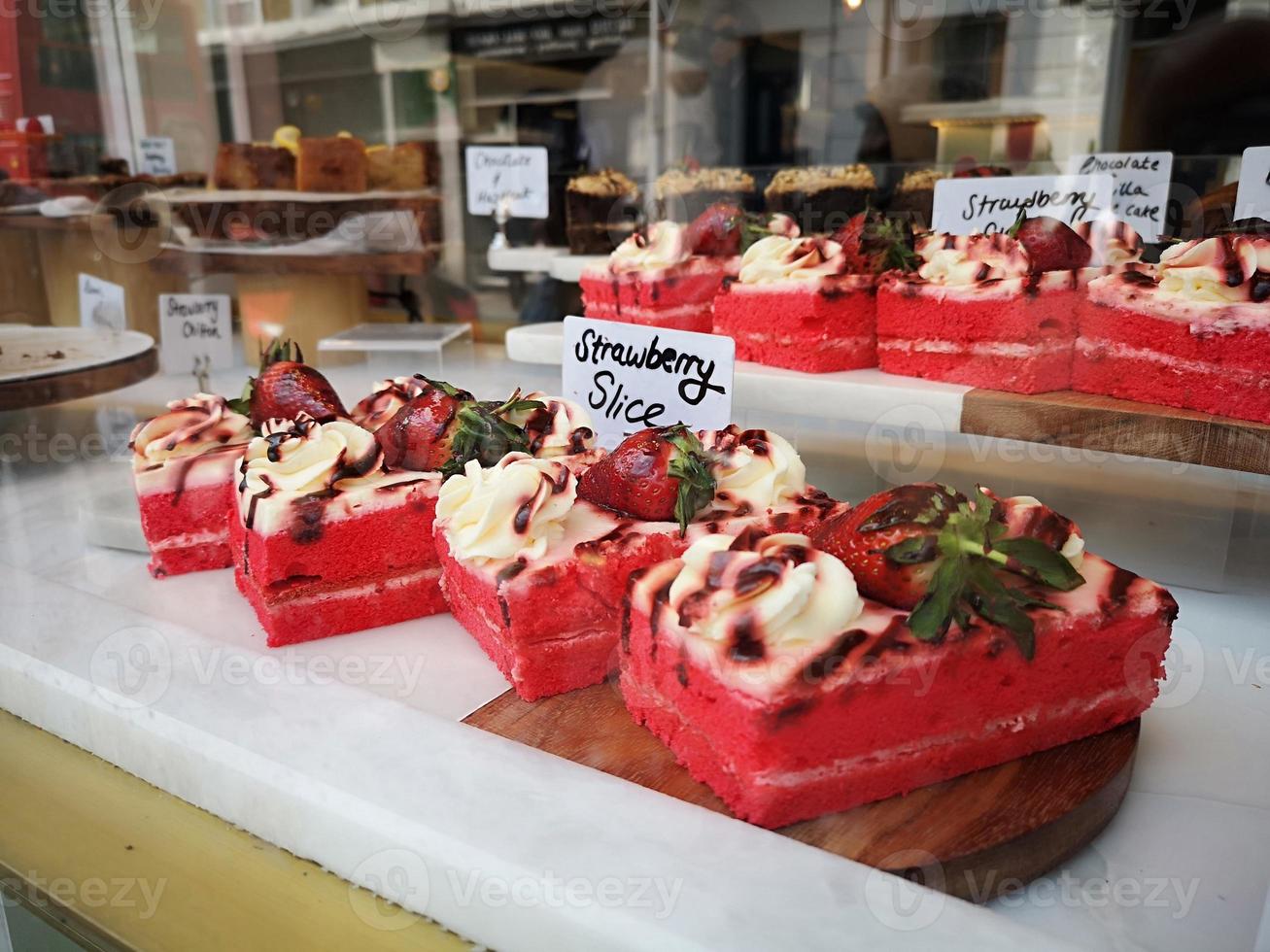 gâteau aux fraises sur une vitrine de comptoir photo