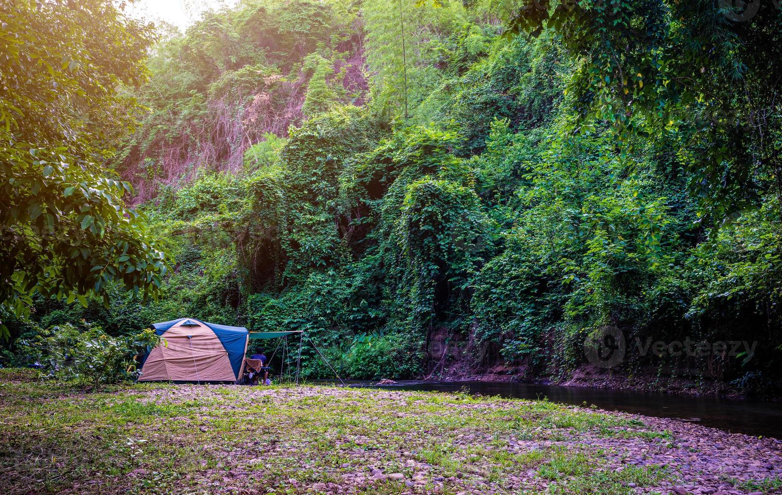 camping et tente dans le parc naturel photo