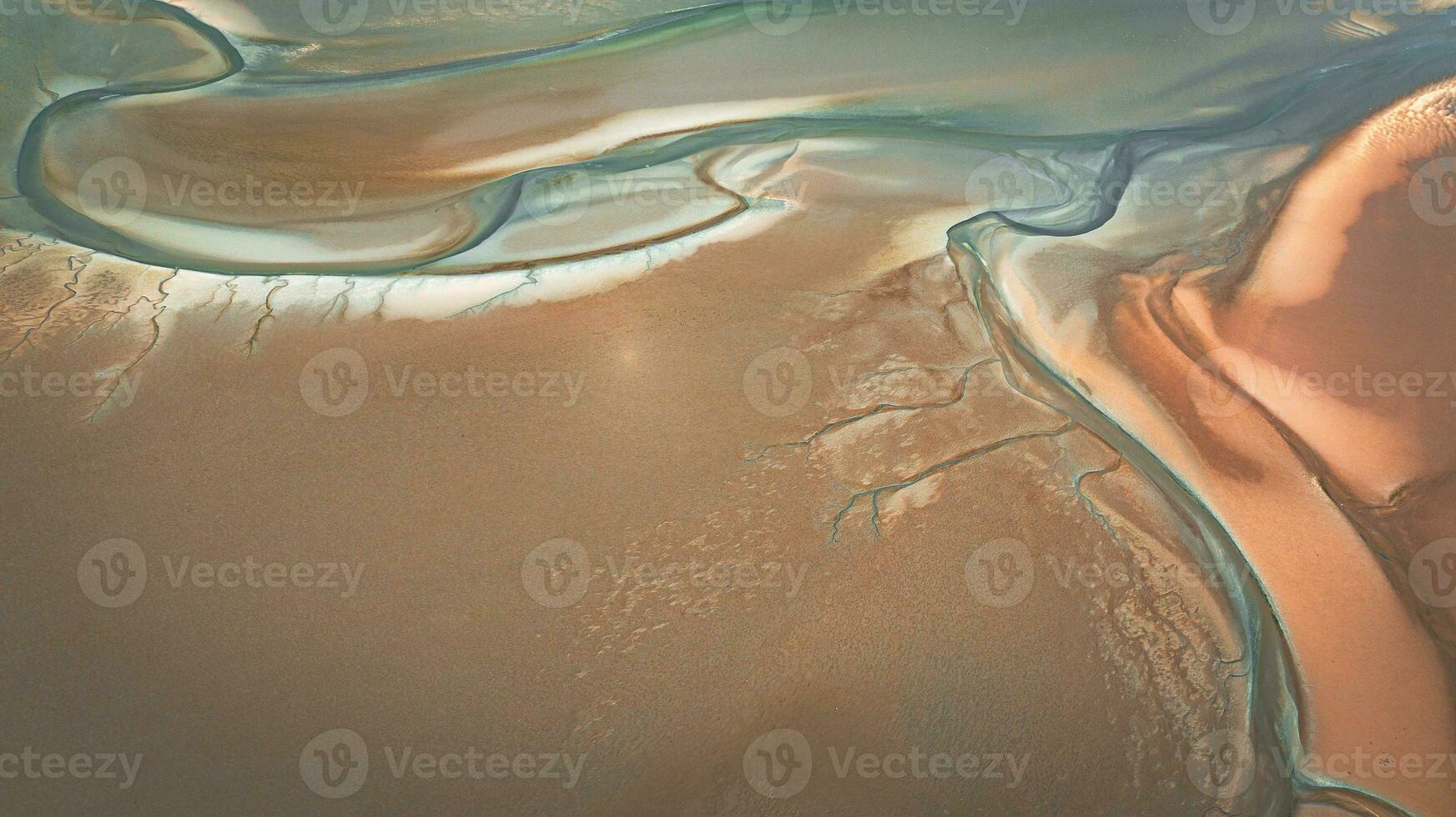 aérien vue de faible marée avec visible rivière lit par le plage llanfairfechan, Nord Pays de Galles, Cymru, Royaume-Uni photo